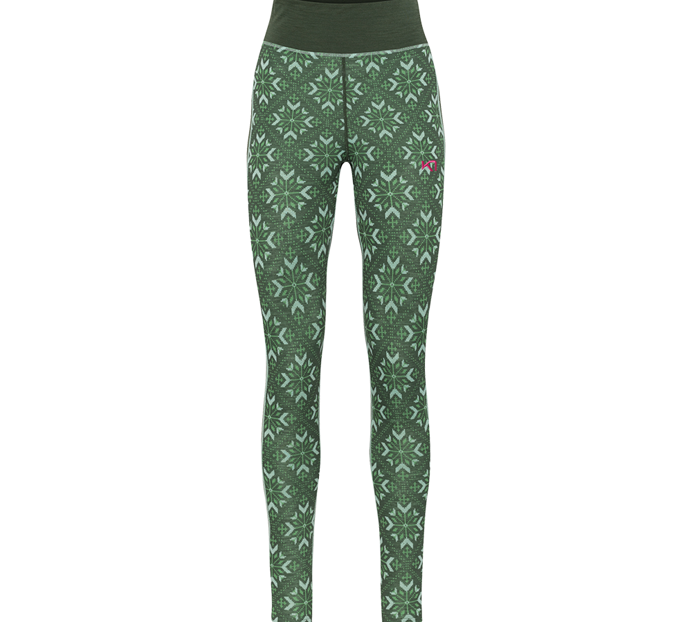 Grønne, tætsiddende leggings med høj talje og et gentaget nordisk mønster af snestjerner i lysere grøn mod en mørkegrøn bund. Materialet virker elastisk og formgivende, designet til aktivitet eller afslappet brug. Den brede taljekant giver støtte, mens en lille pink logo på låret tilføjer kontrast. Perfekte til træning, yoga eller som lag-på-lag under vintertøj.