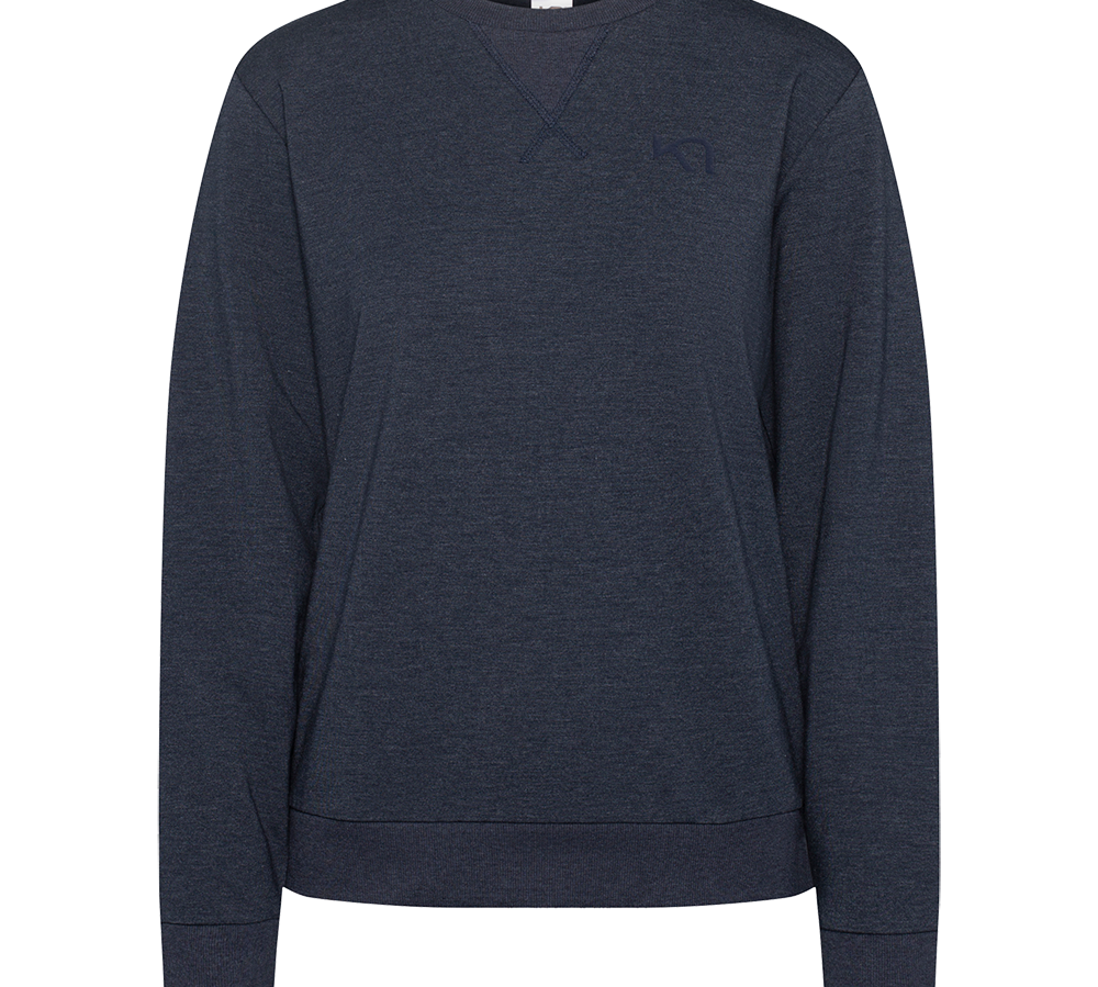 En klassisk, ensfarvet mørkeblå sweatshirt med rund hals og lange ærmer. Modellen har ribkant ved hals, manchetter og linning for et tidløst og komfortabelt udseende. Materialet virker blødt og let tekstureret, egnet til afslappet hverdagsbrug. Et diskret logo er placeret ved venstre bryst, hvilket giver et subtilt brandpræg uden at dominere designet.