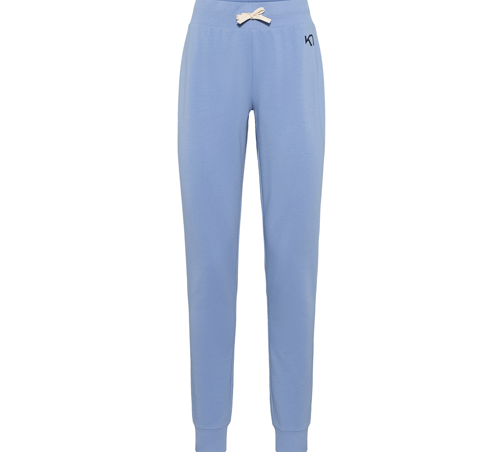 Lyseblå sweatpants i blødt materiale med elastisk talje og snøre, der bindes som en flad sløjfe. Bukserne har smal pasform med ribkanter ved anklerne og et lille, diskret logo ved højre hofte. Designet er enkelt og afslappet, velegnet til hverdag, hygge eller let træning. En tidløs og komfortabel basemodel til afslappede outfits.