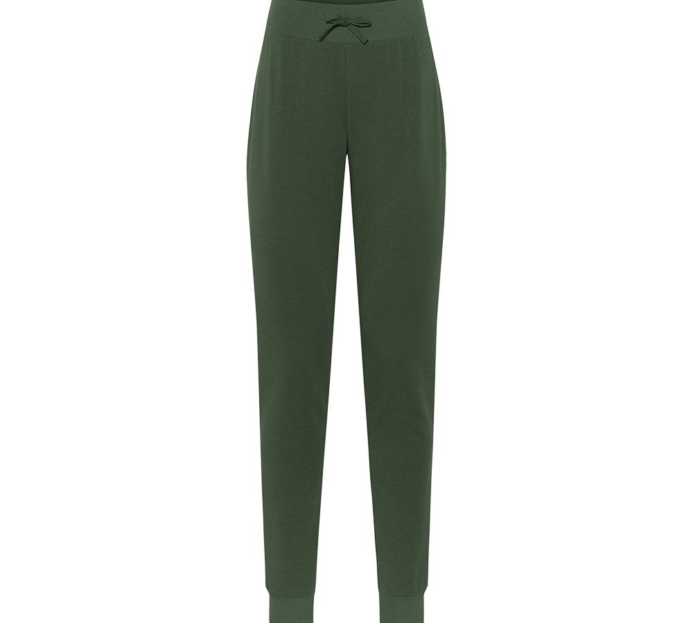 Disse mørkegrønne joggingbukser har et enkelt og stilrent design med høj talje og justerbar snøre. Materialet virker blødt og let strækbart, ideelt til afslappet hverdag eller hjemlig hygge. Bukserne er smalle i benene med ribmanchetter ved anklerne, hvilket giver et moderne, tætsiddende look. Kombinér dem med en oversized sweatshirt eller en enkel t-shirt for et komfortabelt og casual outfit.