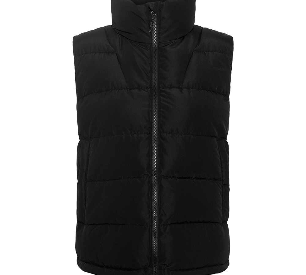 Sort polstret vest med høj krave og central lynlås. Den har et enkelt, tidløst design og quiltede sømme, der giver ekstra isolering og et voluminøst udtryk. Vesten er ideel til lag-på-lag om efteråret og vinteren, når du ønsker bevægelsesfrihed uden at fryse på kroppen. Den matte overflade og neutrale farve gør den nem at kombinere til både hverdag og fritid.