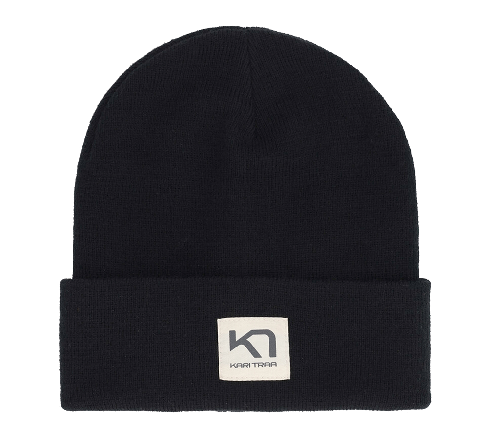 En enkel og stilren sort beanie i ribstrikket materiale med opbukket kant, der giver et klassisk og praktisk udtryk. Mærkets diskrete logo i lys patch foran tilføjer et let sporty præg uden at dominere looket. Hue ser varm og komfortabel ud, egnet til hverdag, udendørs aktiviteter og lag-på-lag-styling på kolde dage.