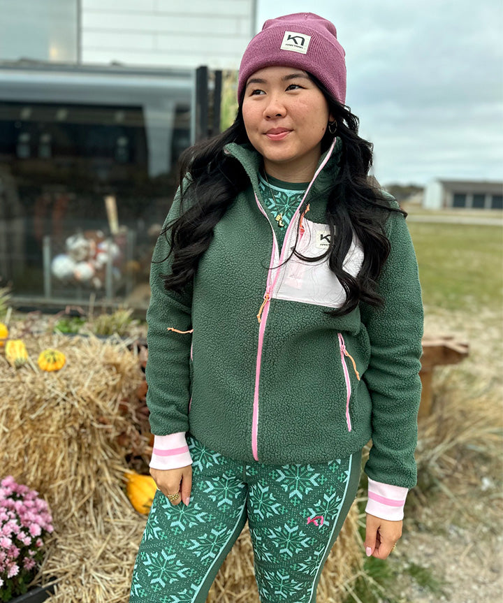 kari-traa-w-roethe-fleece-beanie-iselin-skiundertoej-groen-livsstil.jpg