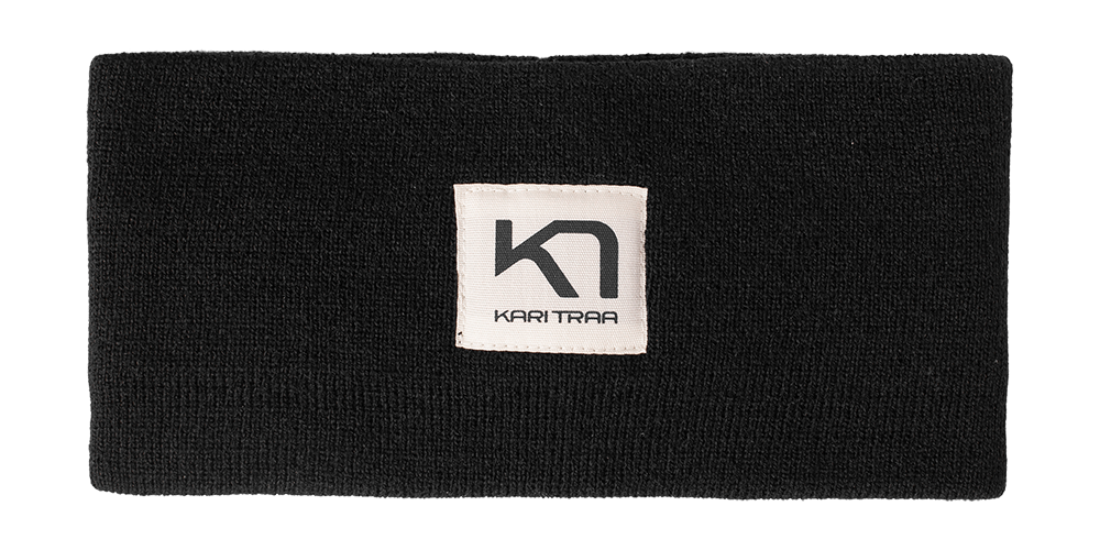 Et enkelt, sort strikket pandebånd med en firkantet logo-patch i midten. Materialet virker blødt og tæt, egnet til at holde ørerne varme under udendørs aktiviteter. Designet er minimalistisk og funktionelt, med neutral farve der passer til mange outfits. Pandebåndet ser ud til at være både praktisk til løb eller skiture og stilrent nok til hverdagsbrug.