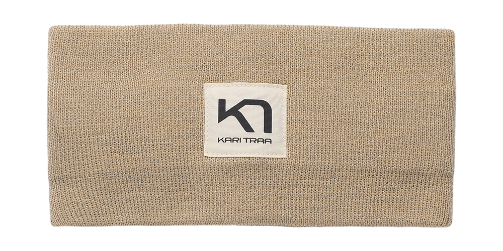 Kari Traa W Røthe Headband er et stilig og praktisk pandebånd til damer, perfekt til kølige dage. Pandebåndet er fremstillet i en blød 2-lags konstruktion med ribstrikket design, der giver både varme og komfortabel pasform. Med sin strækbare kvalitet tilpasses det nemt enhver hovedform. Det diskrete Kari Traa logo badge tilføjer en fin detalje, der gør dette pandebånd ideelt til både udendørs aktiviteter og daglig brug.