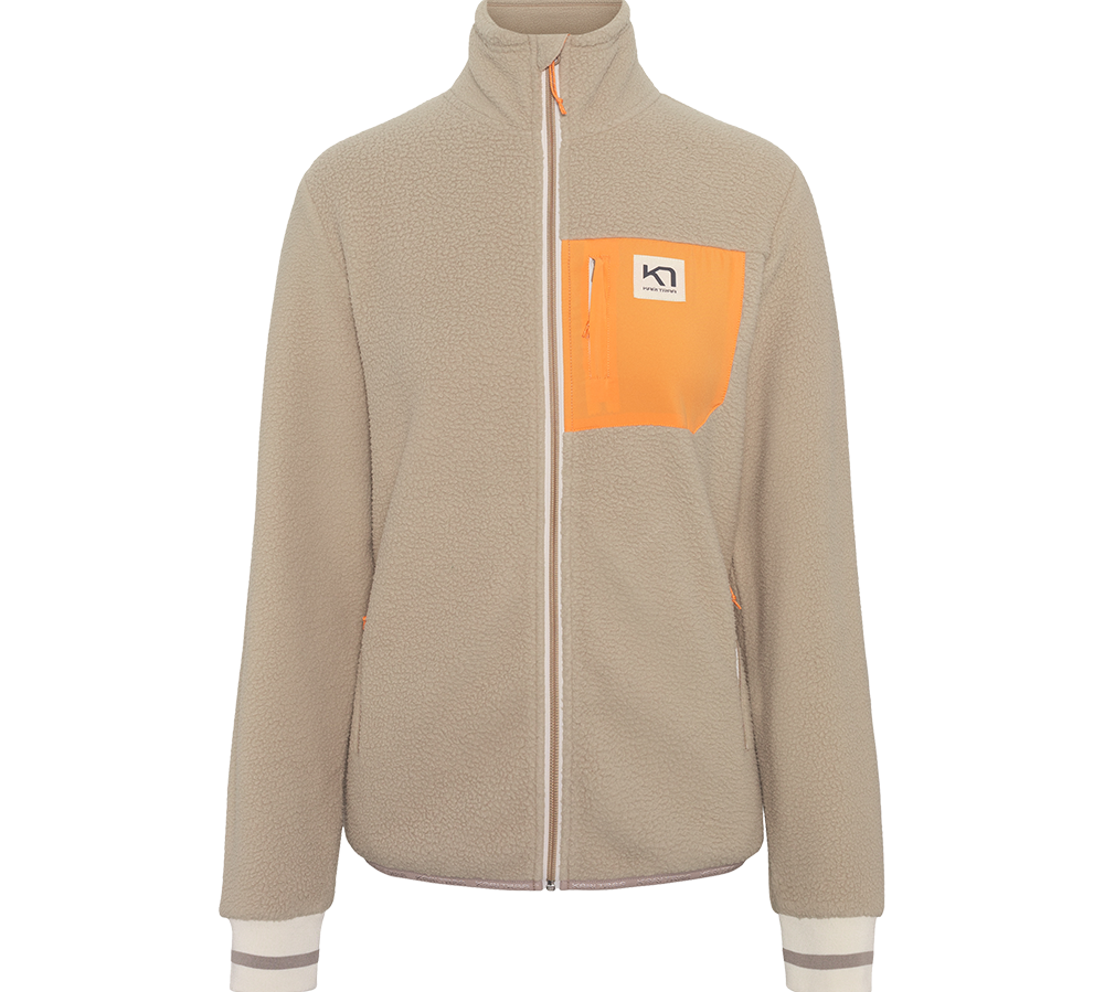 En varm og stilren fleecejakke i beige med blød teddystruktur. Jakken har høj krave og hellyslukning med lyse lynlåse. Et iøjnefaldende orange brystpanel med lynlåslomme og logo skaber kontrast. Sidelommer med skjult lynlås, ribstrikkede ærmeafslutninger med stribede detaljer og en let, afslappet pasform gør den praktisk og moderne til hverdag og outdoor-brug.