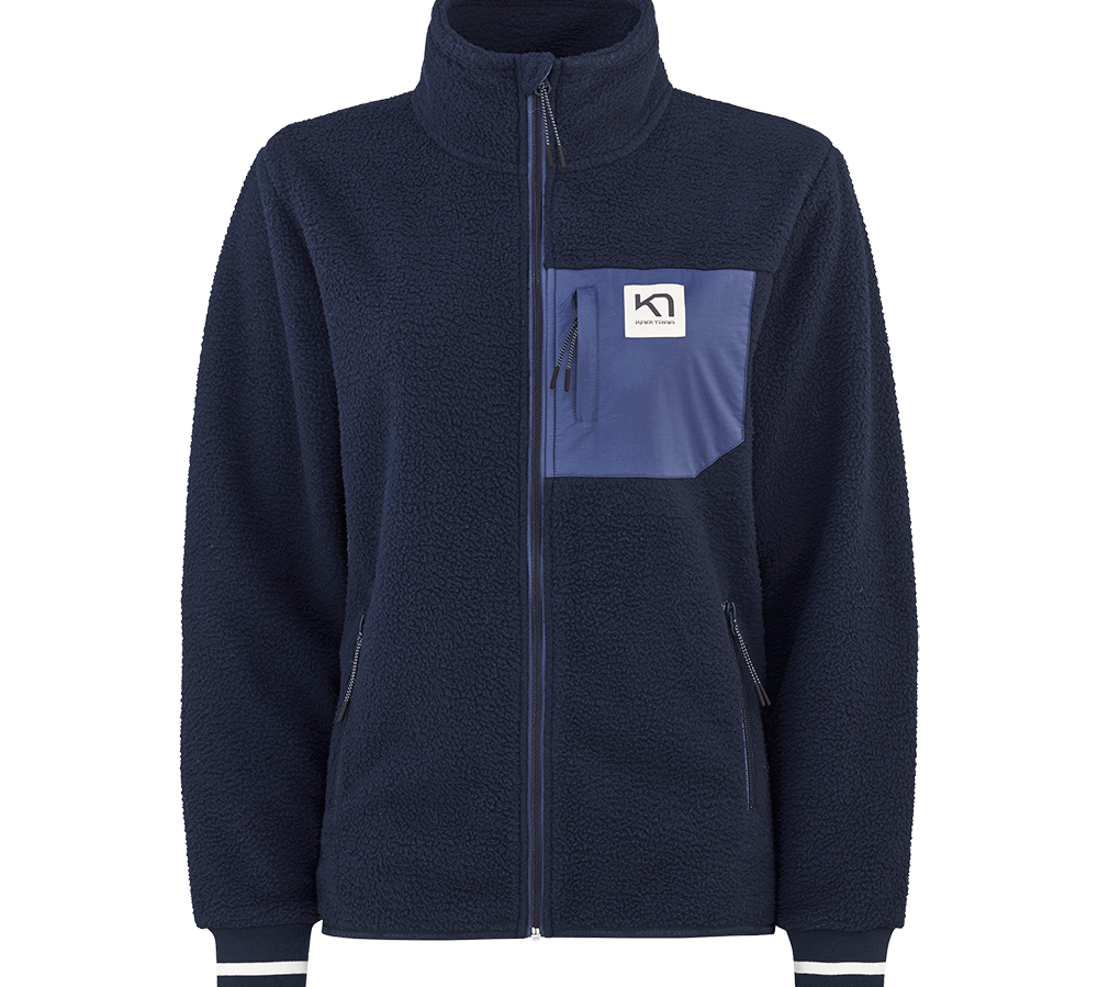 En mørkeblå fleecejakke med lynlås og høj krave, lavet i blød, pelslignende polarfleece, der holder på varmen. Jakken har kontrastfarvet brystlomme med lynlås og lille logo, samt to sidelommer med lynlås. Ribkanter ved ærmerne med diskret stribe giver et sporty finish. Enkel og funktionel i snittet, velegnet til hverdag og udendørsaktiviteter på kølige dage.