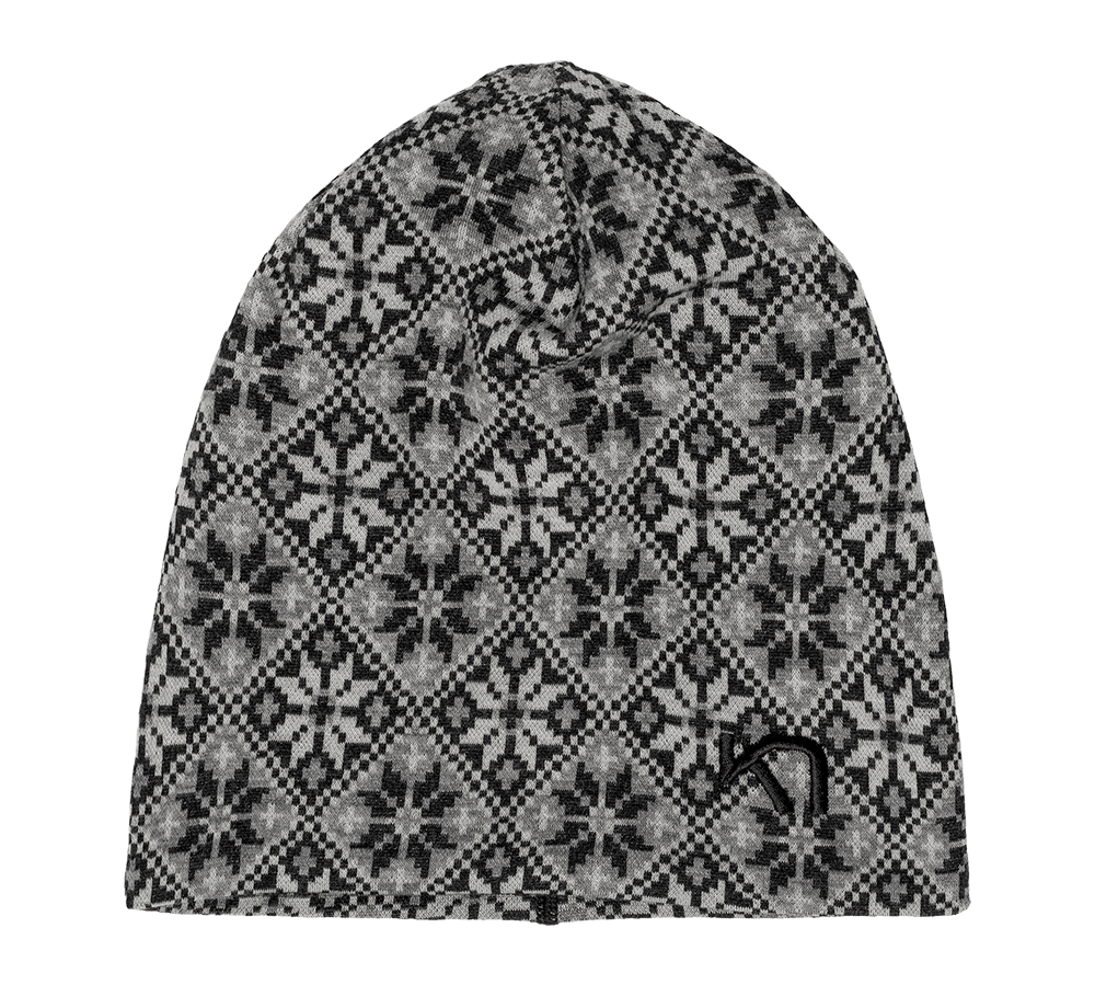 En strikket hue i grå og sort med et klassisk nordisk mønster af krydsende stjerner og geometriske felter. Materialet ser blødt og varmt ud med tæt, fin strikning, velegnet til kolde vinterdage. Huen har en diskret, sort broderet logo ved kanten og en slank pasform uden pompon. Designet kombinerer traditionel estetik med moderne enkelhed, perfekt til både funktion og stil.
