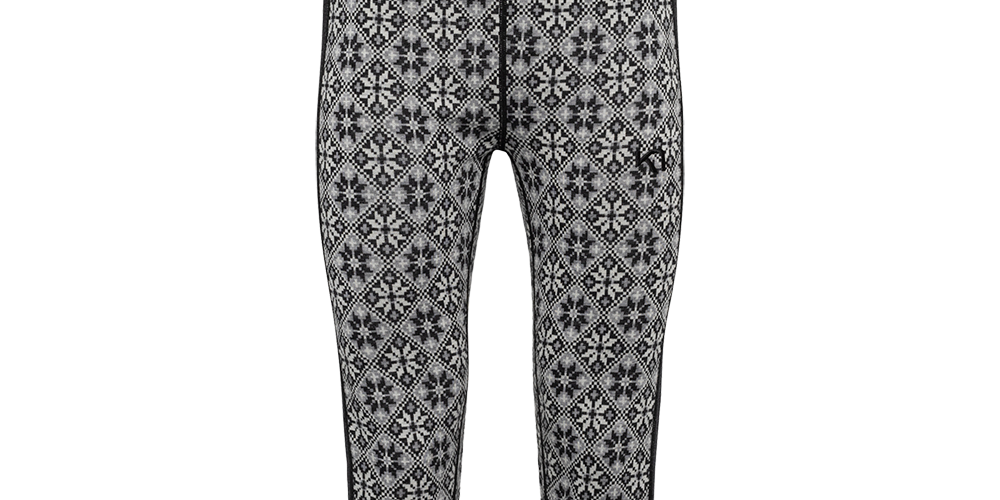 Disse mønstrede thermobukser er trekvartlange, tætsiddende og har et klassisk sort-hvidt nordisk mønster med små stjerner i diamantfelter. Elastisk linning og kontrastfarvede sømme sikrer god pasform, mens mørke ribmanchetter ved benenderne holder varmen. Ideelle som baselag under ski- eller vintertøj eller til afslappet hverdagsbrug på kolde dage. Materialet fremstår blødt og isolerende.