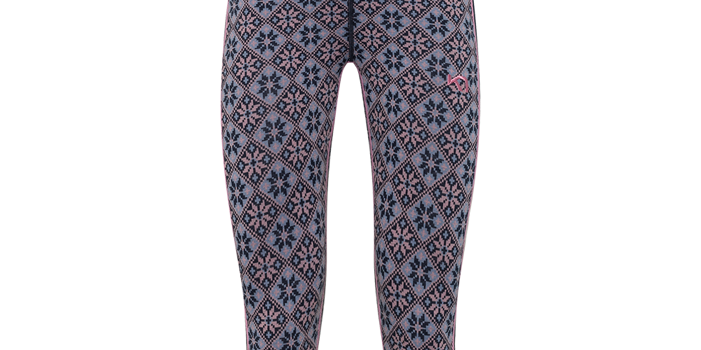 Disse trekvart-lange leggings har et karakteristisk nordisk mønster i blå og lyserøde nuancer. De sidder tæt med høj talje og flade syninger for komfort, og afsluttes med mørke, ribbet ankler med lyserød kant. Det elastiske snit og det tætsiddende design gør dem ideelle som varmt lag under ski- eller vintertøj eller til afslappet hverdagsbrug, hvor både stil og funktion prioriteres.