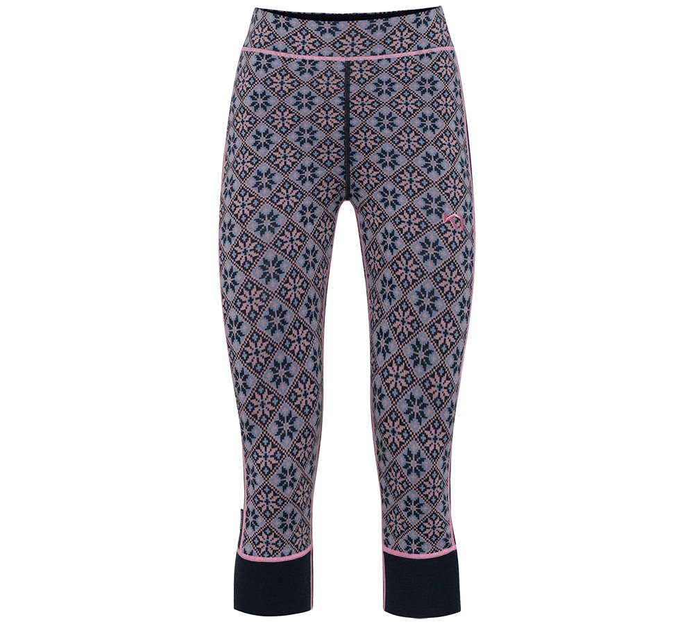 Disse trekvart-lange leggings har et karakteristisk nordisk mønster i blå og lyserøde nuancer. De sidder tæt med høj talje og flade syninger for komfort, og afsluttes med mørke, ribbet ankler med lyserød kant. Det elastiske snit og det tætsiddende design gør dem ideelle som varmt lag under ski- eller vintertøj eller til afslappet hverdagsbrug, hvor både stil og funktion prioriteres.