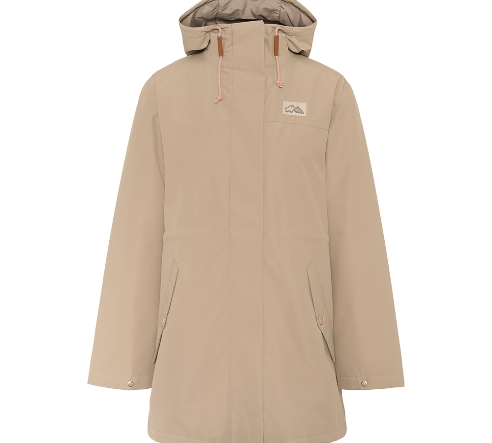 En elegant, beige parka med fast hætte og regulerbare snore ved halsen. Jakken har en skjult lynlås bag en enkelt placket, to skrå lommer med klap og trykknapper og et lille, diskret logo på brystet. Materialet ser mat og vandafvisende ud, hvilket gør den velegnet til hverdag og udendørsbrug. Snittet er enkelt og funktionelt med let A-form og længde til hoften.