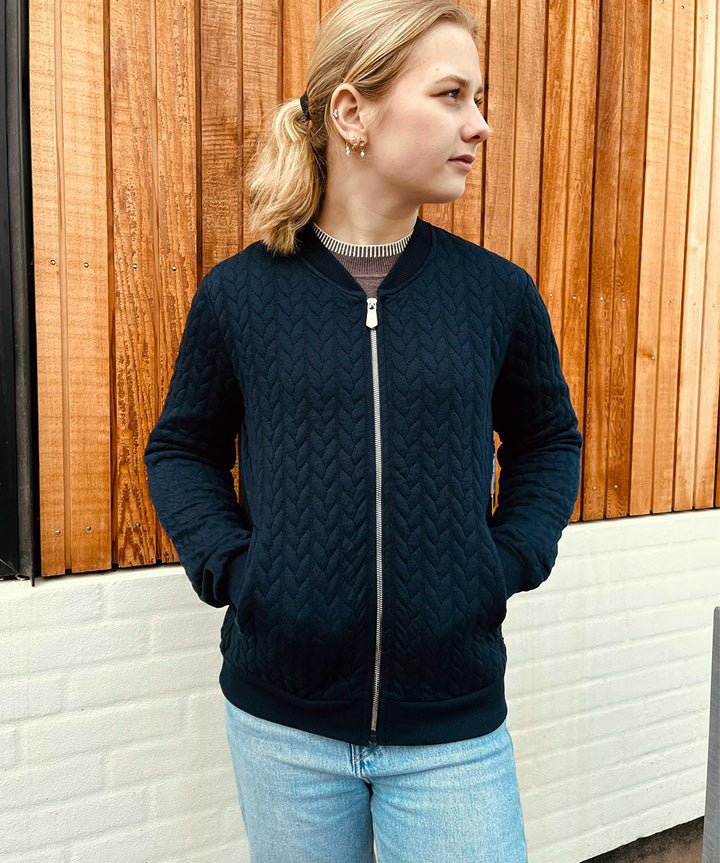 marine-scuba-jacket-moerkeblaa-livsstil.jpg