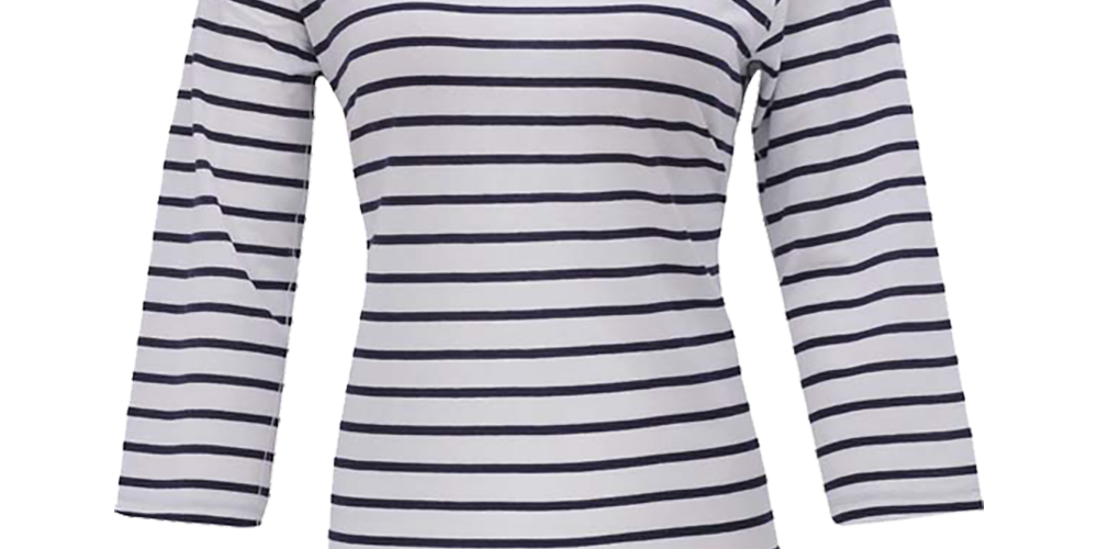 Hvid og navyblå marinerstribet bluse med klassisk bådudskæring og trekvartærmer. Den let figursyede silhuet og de lige, smalle striber giver et tidløst, elegant udtryk. Fremstillet i blødt, åndbart materiale egnet til hverdagsbrug; nem at style med jeans, chinos eller en nederdel. Enkel finish og diskrete sømme gør den alsidig og velegnet til både afslappede og mere sofistikerede outfits.