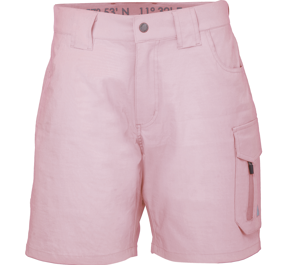 Lyserøde, korte shorts i et enkelt, funktionelt design. Stoffet ser let og blødt ud, muligvis en bomulds- eller hørblanding. De har bæltestropper, en metallknap i taljen, forlommer og en praktisk cargolomme med klap og lynlås på siden. Synlige syninger giver et robust, casual udtryk. Shortsene virker velegnede til varme dage og aktive fritids- eller strandaktiviteter.