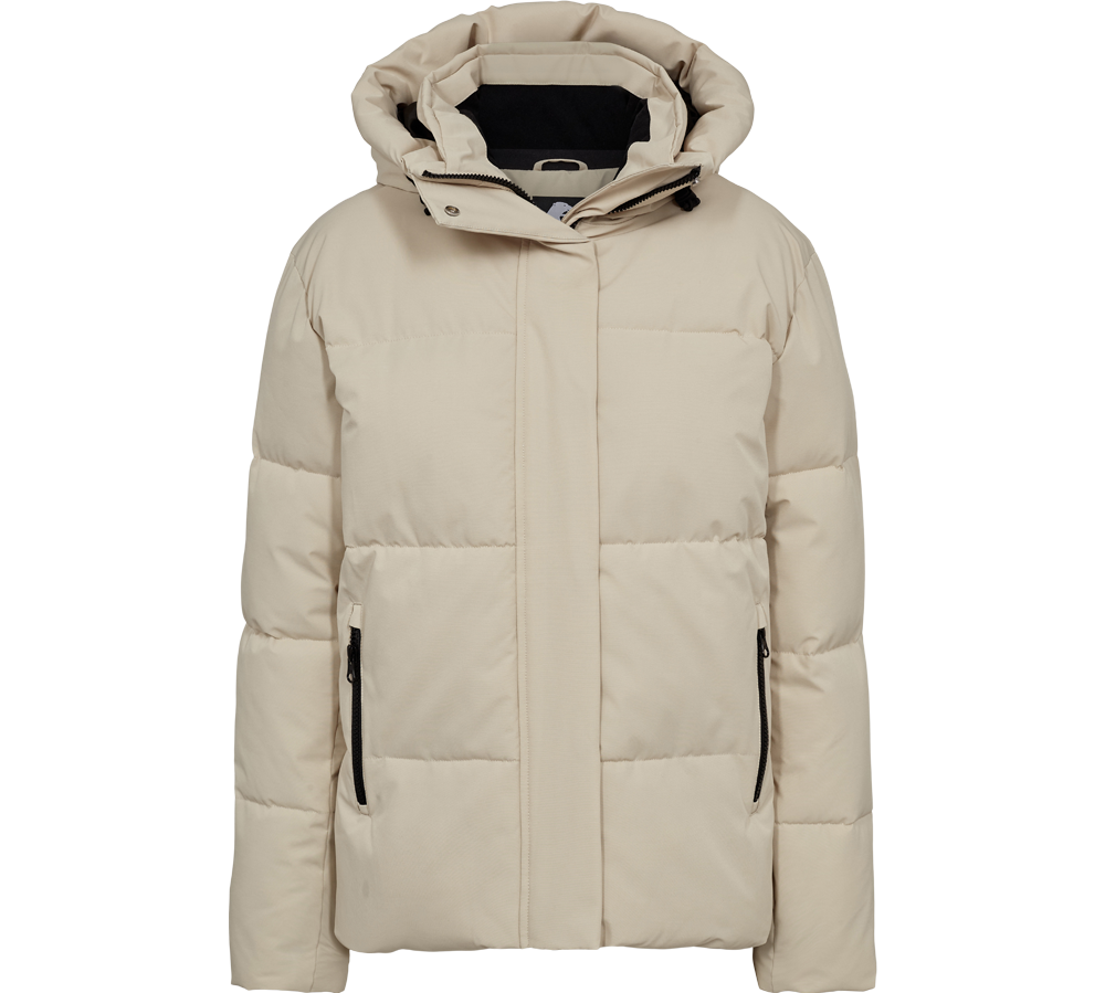 En varm, beige dun- eller vatteret jakke med hætte og en minimalistisk, moderne silhuet. Jakken er kort i taljen, har brede, vandrette quiltede felter og en skjult lynlås med overlæg for et rent udtryk. Sorte lynlåse på sidelommerne giver kontrast og funktionalitet. Den høje krave og fyldet sikrer god varme på kolde dage, velegnet til både hverdag og byliv.