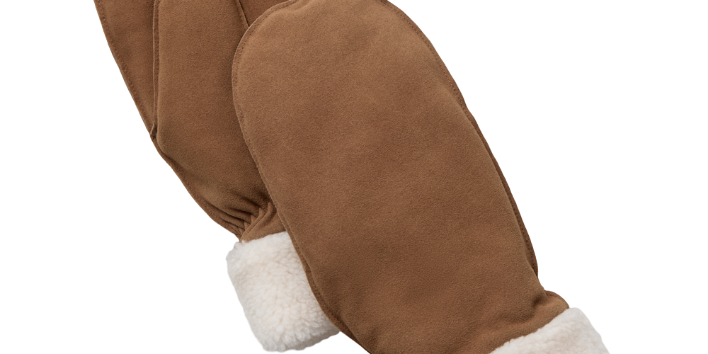 Fotoet viser et par brune votter med et ruskindslignende ydre og en kraftig, hvid teddy- eller lammeuldsmanchet. Votterne har et enkelt og tidløst design med elastik ved håndleddet, som holder varmen inde. Materialet ser blødt og isolerende ud, ideelt til kolde vinterdage og udendørsaktiviteter. De fremstår både praktiske og stilrene, velegnede som hverdagsvotter eller som en varm gave.