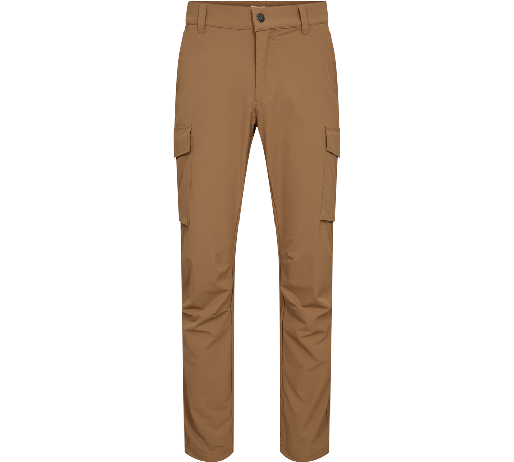 Brune cargo-bukser i camel nuance med et slankt, afslappet snit. Modellen har bæltestropper, knap- og lynlåslukning samt to store sidelommer med klap, som giver praktisk opbevaring. Materialet fremstår let og let elastisk med diskrete knæinddelinger og rene syninger. Et funktionelt og moderne valg til hverdags- eller outdoorbrug, der kombinerer komfort med et enkelt, stilrent udtryk.