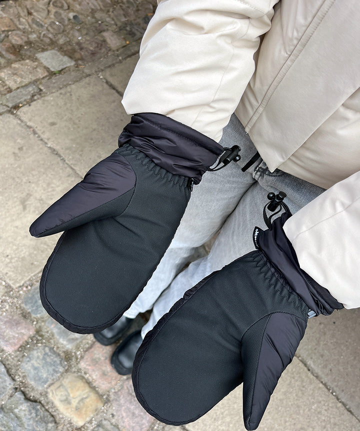 nanok-asta-padded-mitten-sort-livsstil-2.jpg