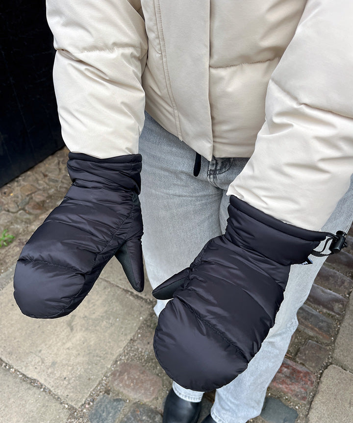 nanok-asta-padded-mitten-sort-livsstil.jpg