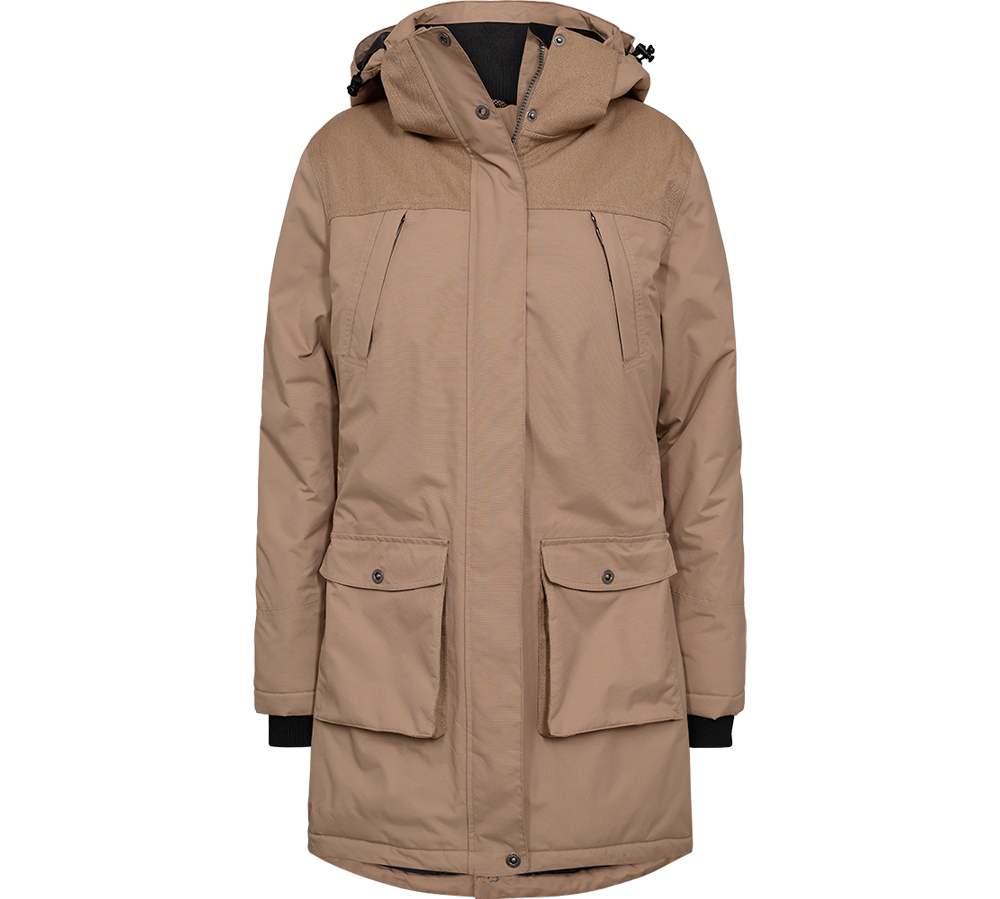 brun parka med hætte, der kombinerer funktionalitet og enkel stil. Jakken har en tovejslynlås skjult af en knappet stormflap, skrå brystlommer med lynlås og store klaplommer forneden. Den er let foret med ribmanchetter i ærmerne for ekstra varme og vindtæthed. Den lange pasform når til lårene, hvilket gør den velegnet til koldt og vådt vejr.