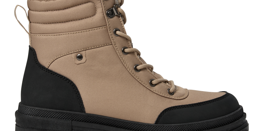 Beige og sorte vinterstøvler i robust design med varm, plysforing ved skaftet. Støvlen har snørebånd med metalkroge og -huller, polstret ankeldel og diskrete syninger, der giver et funktionelt udtryk. Den sorte forstærkning ved tå og hæl samt en kraftig gummisål med dybt slidmønster sikrer stabilitet og godt greb på glatte underlag. Stilren, praktisk til kolde dage.