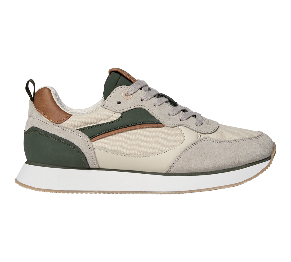 Skoen på billedet er en stilren sneaker i afdæmpede jordfarver med beige tekstil og lysegråt ruskind, mørkegrønne paneler og brune læderdetaljer. Den har snørebånd, en polstret hælkappe med trækstrop, og en hvid mellemsål med let profil for komfort og stødabsorbering. Designet kombinerer retro-æstetik med moderne materialer, hvilket gør skoen alsidig til hverdagens afslappede looks.
