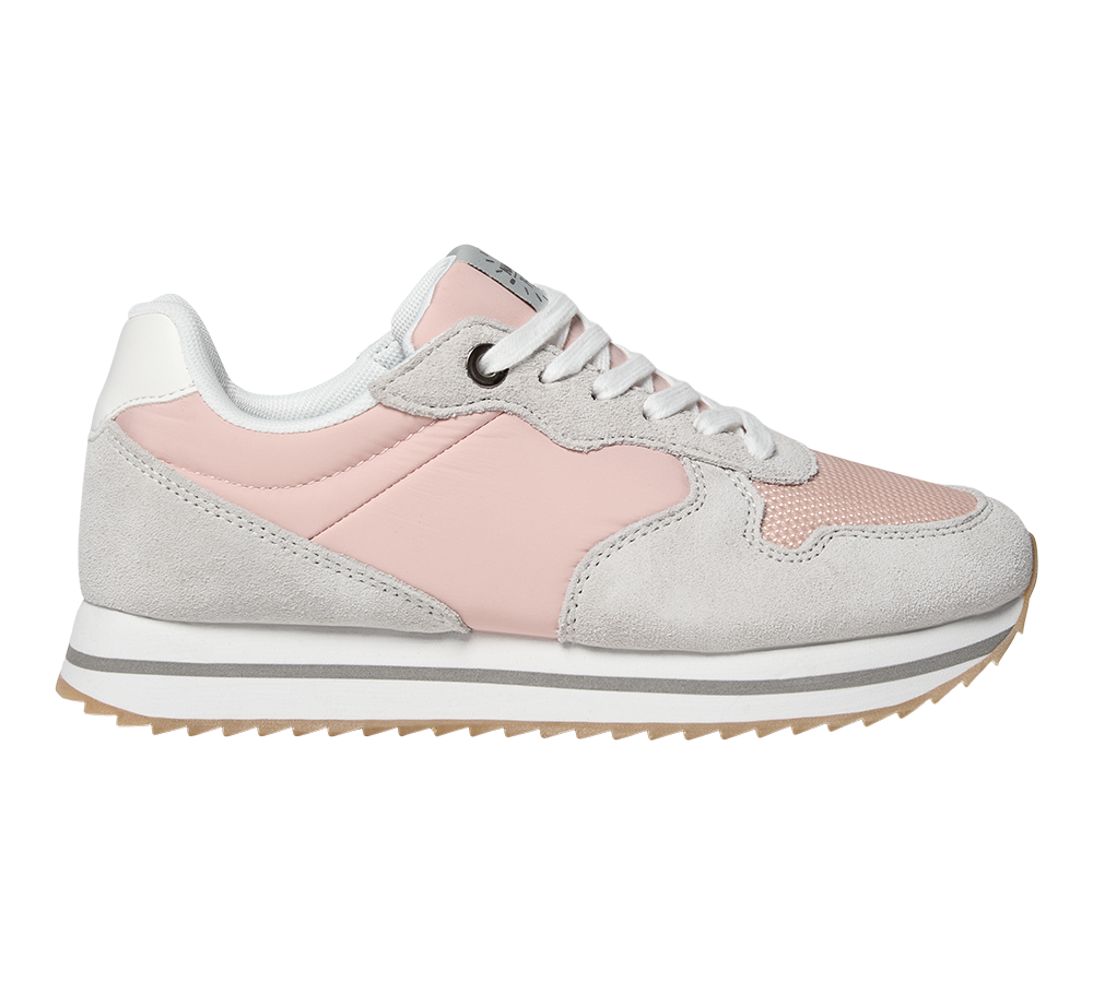 En retroinspireret sneakers i blide pastelfarver: lyserøde paneler kombineret med lysegrå ruskindsdetaljer og hvidt mesh ved tåpartiet. Skoen har hvide snørebånd, polstret krave og en tyk lagdelt gummisål med grå stribe og lysebrun rilleprofil. Det tidløse, sporty design føles både komfortabelt og afslappet, velegnet til hverdag og giver et delikat, feminint udtryk.