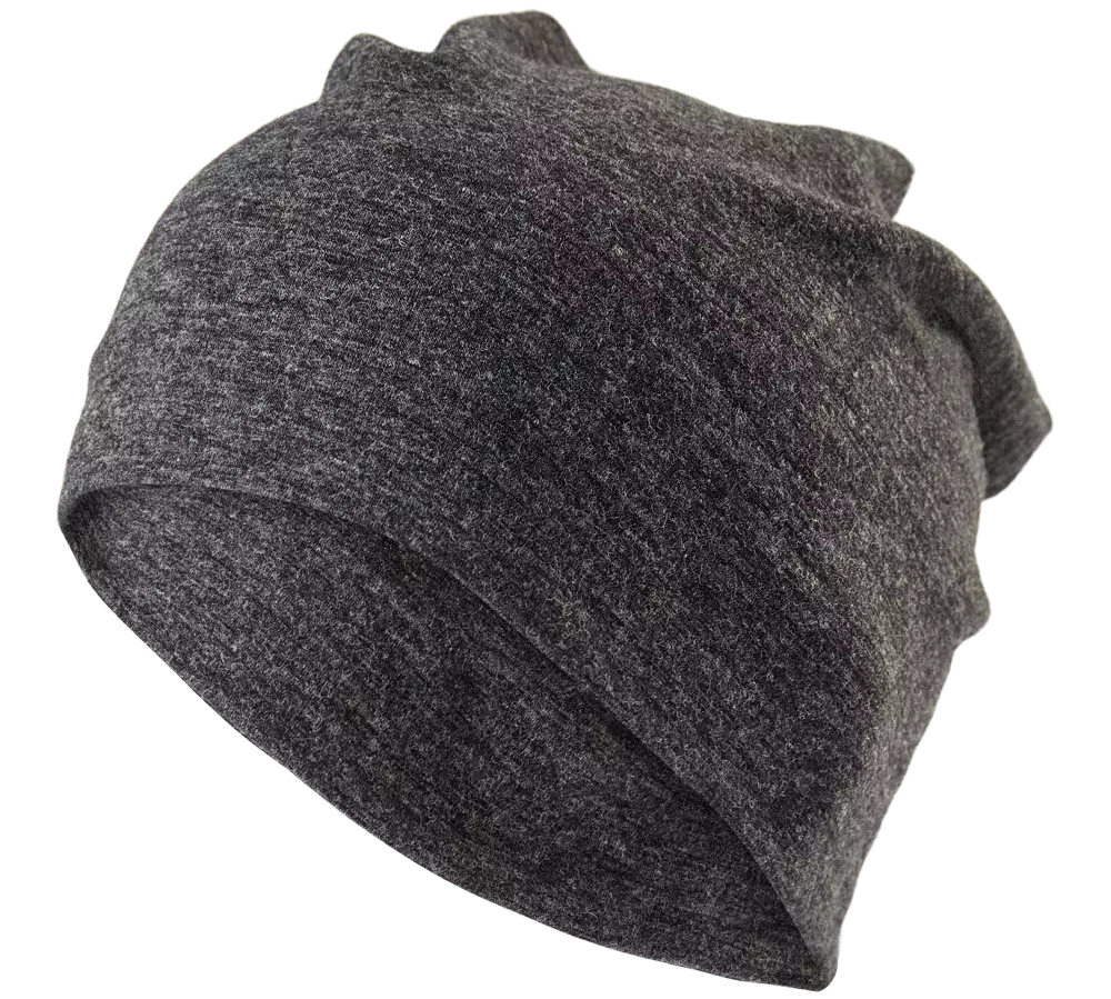 En mørkegrå, blød beanie i let strikket materiale med en afslappet, slouchy pasform. Stoffets melerede struktur giver et diskret, tekstureret udtryk, der virker både moderne og tidløst. Huen er strækbar og komfortabel, velegnet til kølige dage og hverdagsbrug. Dens enkle, minimalistiske design gør den alsidig og nem at kombinere med jakker, trøjer eller streetwear for et urbant look.