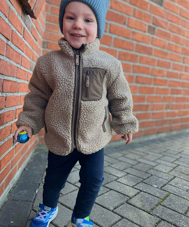 nanok-darcy-26-jr-fleece-brun-livsstil-1.jpg