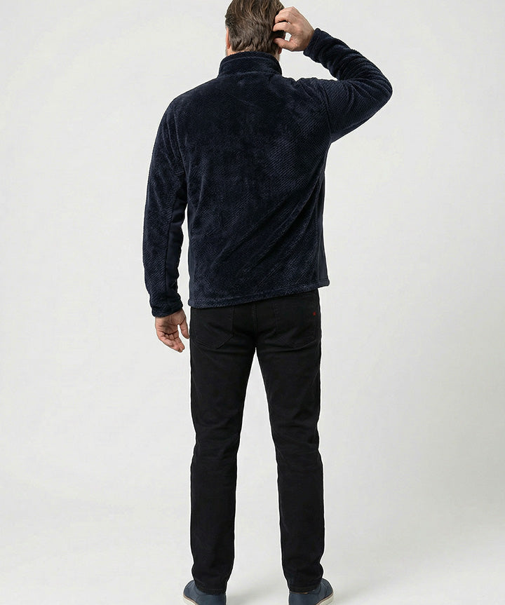 nanok-denis-26-sr-moerkeblaa-fleecetroeje-model-2.jpg