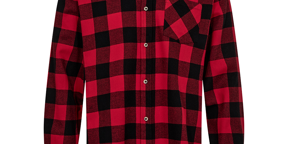 Rød- og sortternet flannel-skjorte i klassisk, afslappet pasform. Skjorten har lange ærmer, knaplukning foran og en skråtsyet brystlomme, der bryder mønsteret visuelt. Blødt, børstet materiale giver varme og komfort, perfekt til efterår og vinter. Den traditionelle krave og træknapper fuldender det tidløse, robuste look, som passer både til hverdag og udendørs aktiviteter.
