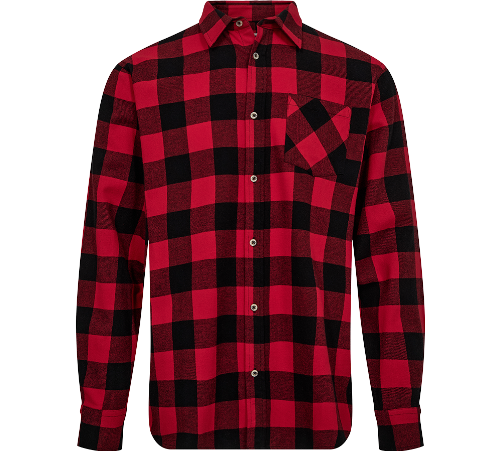 Rød- og sortternet flannel-skjorte i klassisk, afslappet pasform. Skjorten har lange ærmer, knaplukning foran og en skråtsyet brystlomme, der bryder mønsteret visuelt. Blødt, børstet materiale giver varme og komfort, perfekt til efterår og vinter. Den traditionelle krave og træknapper fuldender det tidløse, robuste look, som passer både til hverdag og udendørs aktiviteter.