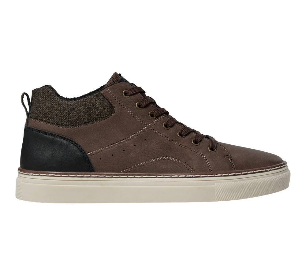 Brunt, midcut sneakers med en kombination af glat læderlignende materiale og uldagtig tekstil ved anklen. Skoen har brune snørebånd i metaløjer, kontrastfuld sort hælforstærkning og dekorative syninger langs siderne. Den cremefarvede, lidt tykke gummisål giver et moderne, afslappet look og god komfort til hverdag. En alsidig og stilren sko, der passer godt til både jeans og afslappede outfits.