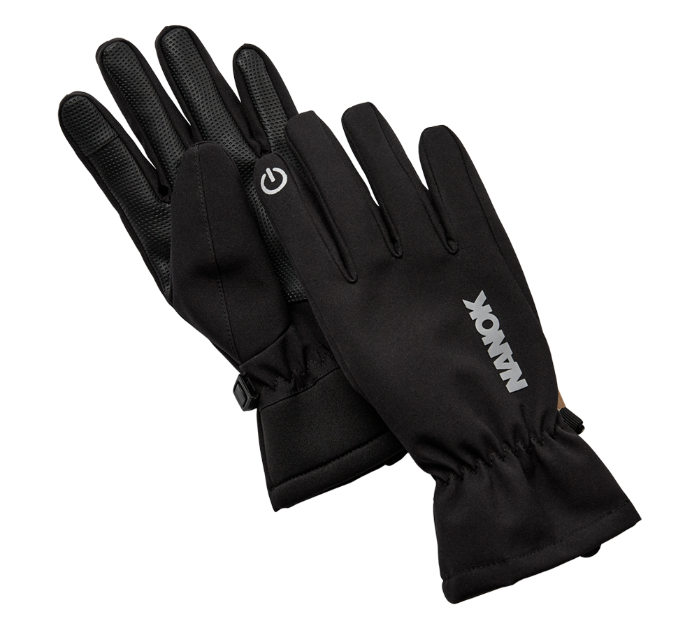 Et par sorte, funktionelle handsker med et enkelt, moderne design. Ydersiden er glat og vindtæt, mens håndfladerne har små skridsikre gummidutter for bedre greb. En touch-venlig finger med symbol gør dem praktiske til smartphonebrug, og elastiske håndled samt en lille karabinhage sikrer pasform og opbevaring. Reflekterende logo øger synligheden ved aftenbrug.
