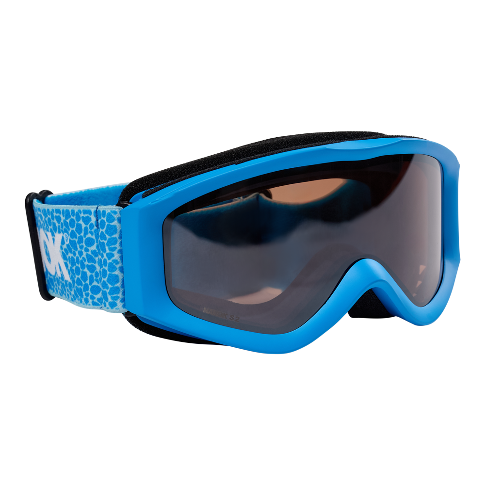Disse børneskibriller fra Nanok, model Goggle 25, er designet med en levende blå farve og et mønstret bånd, der tilføjer et sjovt og stilfuldt look. Skibrillerne er udstyret med en stor, klart sfærisk linse, som giver en bred udsigt og forbedret synlighed. Det bløde skum omkring kanten sikrer en behagelig pasform mod ansigtet, og det justerbare bånd giver mulighed for en tilpasset pasform, der passer til forskellige hovedstørrelser. Ideelt til beskyttelse og komfort på skibakkerne.