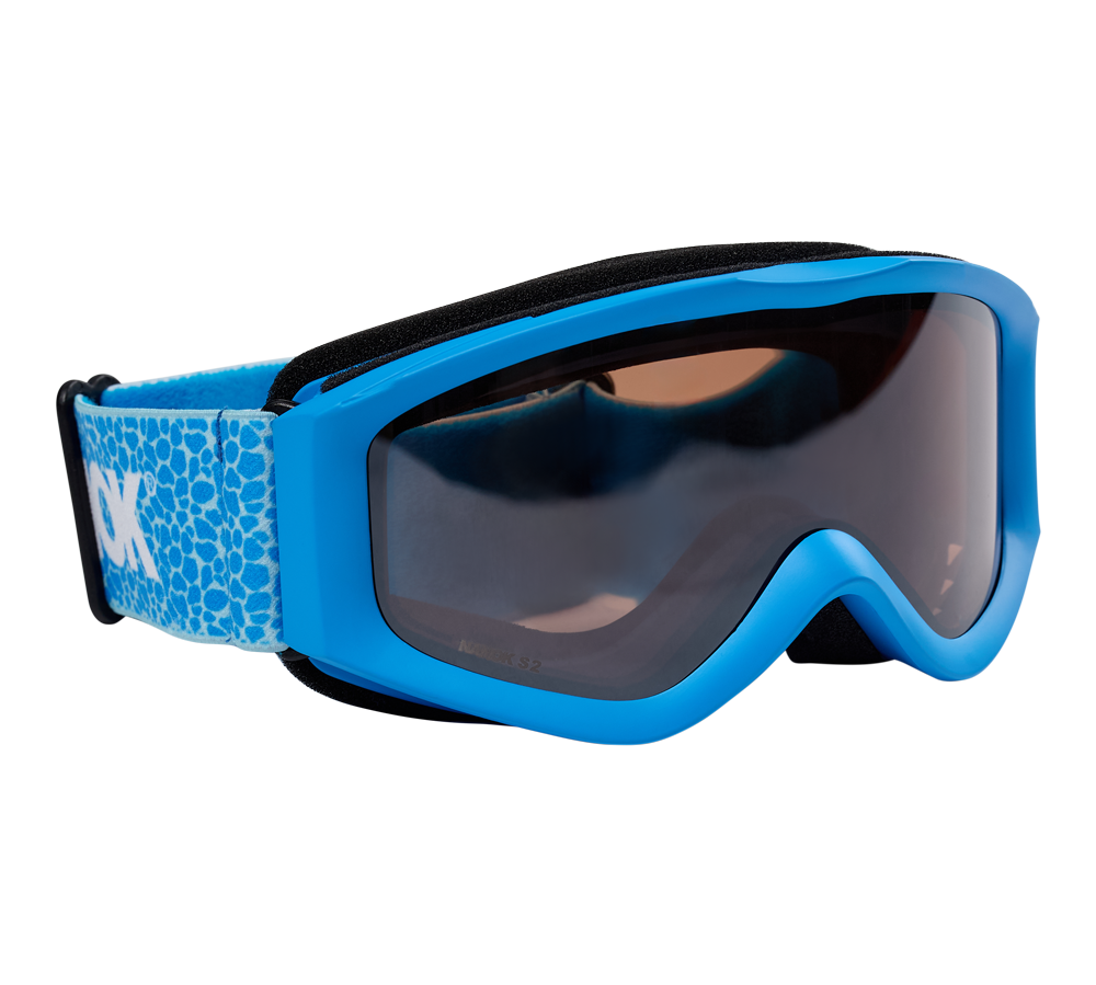 Disse børneskibriller fra Nanok, model Goggle 25, er designet med en levende blå farve og et mønstret bånd, der tilføjer et sjovt og stilfuldt look. Skibrillerne er udstyret med en stor, klart sfærisk linse, som giver en bred udsigt og forbedret synlighed. Det bløde skum omkring kanten sikrer en behagelig pasform mod ansigtet, og det justerbare bånd giver mulighed for en tilpasset pasform, der passer til forskellige hovedstørrelser. Ideelt til beskyttelse og komfort på skibakkerne.