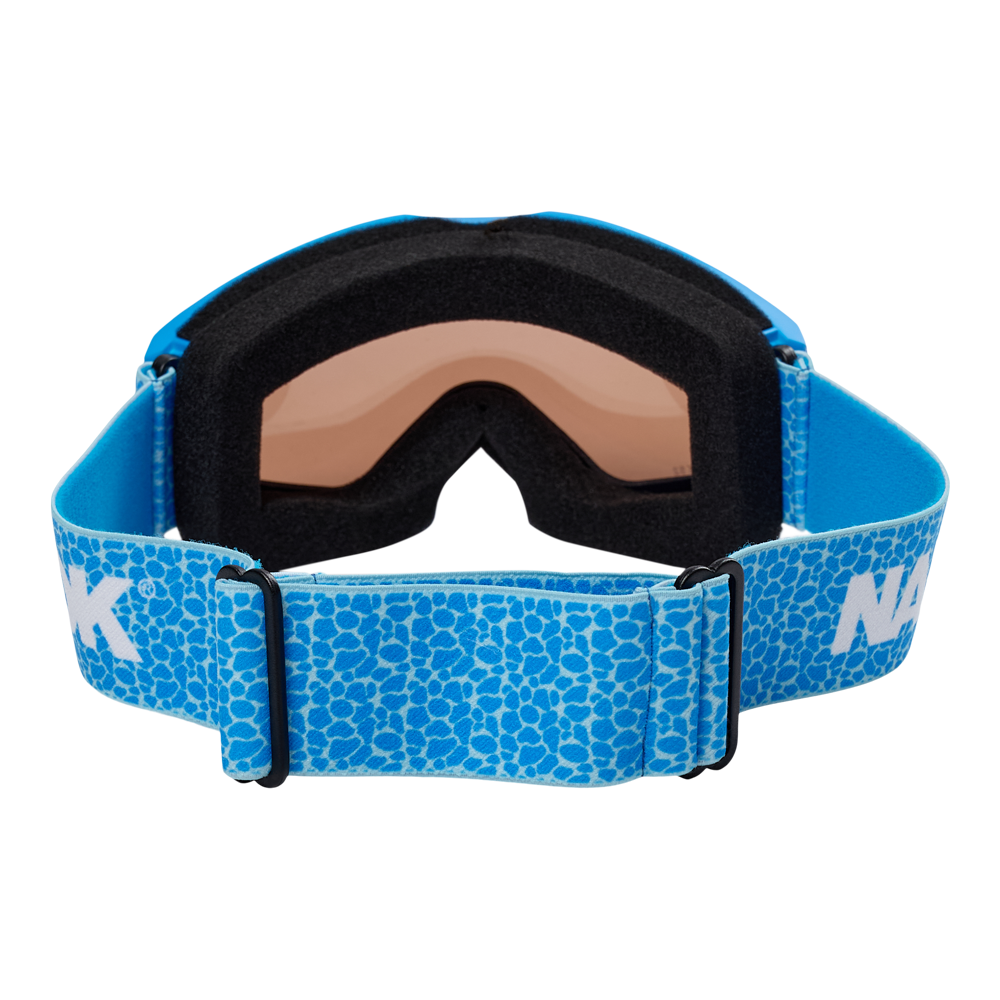Nanok Goggle 25, Kids - Børne Skibrille er designede til at beskytte børns øjne mod solens skarpe stråler og refleksioner fra sneen. Disse skibriller fra Nanok har en stilfuld blå farve og en justerbar stropp med et leopardmønster, der giver et moderne og ungdommeligt udseende. Brillernes store, buede linse sikrer et bredt synsfelt, hvilket gør dem ideelle til unge skiløbere, der brænder for vintersport.