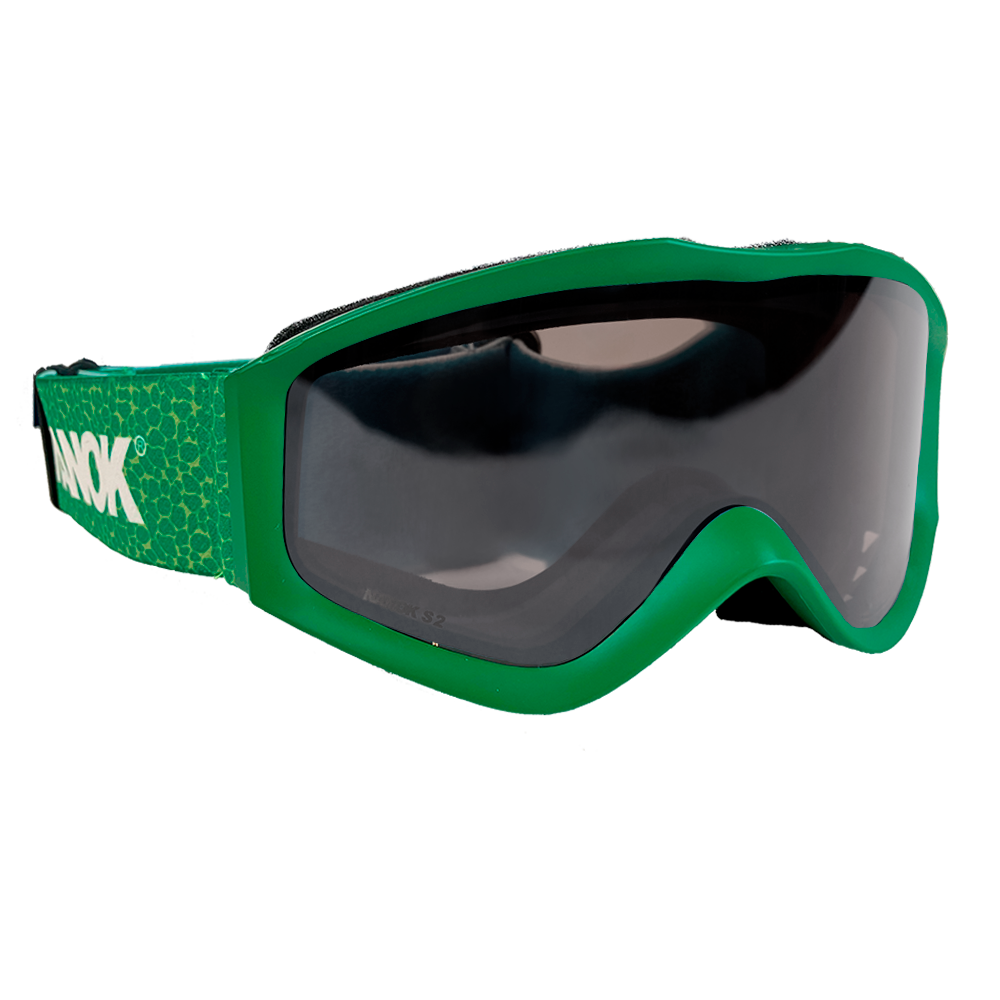 Nanok Goggle 25 er en ideel børne skibrille fra Nanok, der kombinerer funktionalitet og stil til vintersport. Skibrillen har en strålende grøn farve med et markant NANOK logo på remmen. Designet er forstærket med en struktureret mønster, der tilfører et moderne twist. Den store, klare linse sikrer bred synlighed og beskyttelse mod elementerne, mens den elastiske rem garanterer en justerbar og sikker pasform for børn. Dette produkt er perfekt til små eventyrere på ski eller snowboard.