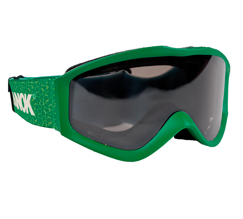 Nanok Goggle 25 er en ideel børne skibrille fra Nanok, der kombinerer funktionalitet og stil til vintersport. Skibrillen har en strålende grøn farve med et markant NANOK logo på remmen. Designet er forstærket med en struktureret mønster, der tilfører et moderne twist. Den store, klare linse sikrer bred synlighed og beskyttelse mod elementerne, mens den elastiske rem garanterer en justerbar og sikker pasform for børn. Dette produkt er perfekt til små eventyrere på ski eller snowboard.