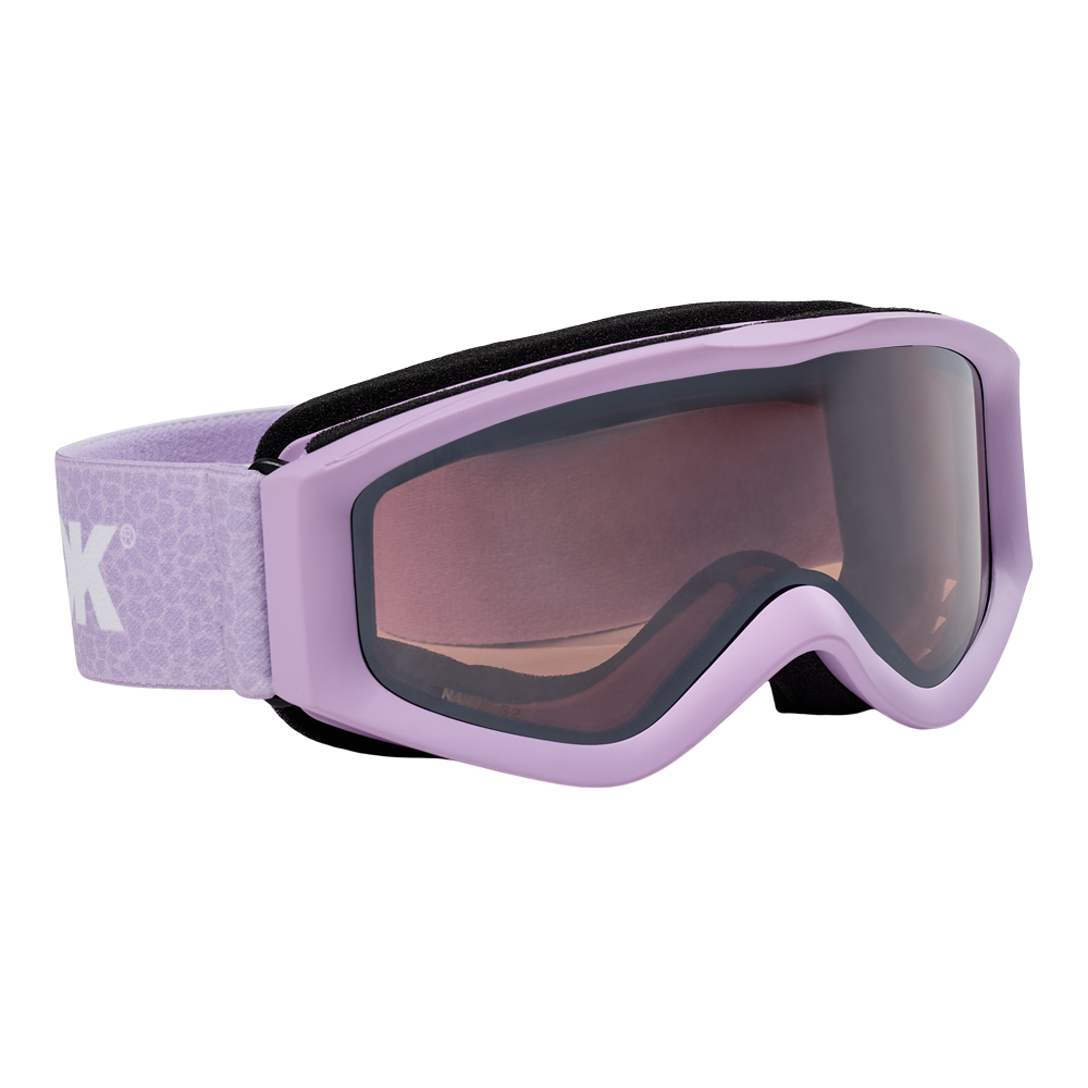 På billedet vises Nanok Goggle 25, en børne skibrille designet specielt til små eventyrere. Denne skibrille kommer i en indbydende lyserød farve, der vil appellere til mange børn. Brillen er udstyret med en bred, justerbar rem med en diskret Nanok-logo mønstring, der sikrer en både stilfuld og komfortabel pasform. Den store, klare linse tilbyder fremragende udsyn og beskyttelse mod solens stråler og refleksion fra sneen, hvilket gør dem ideelle til vintersport.