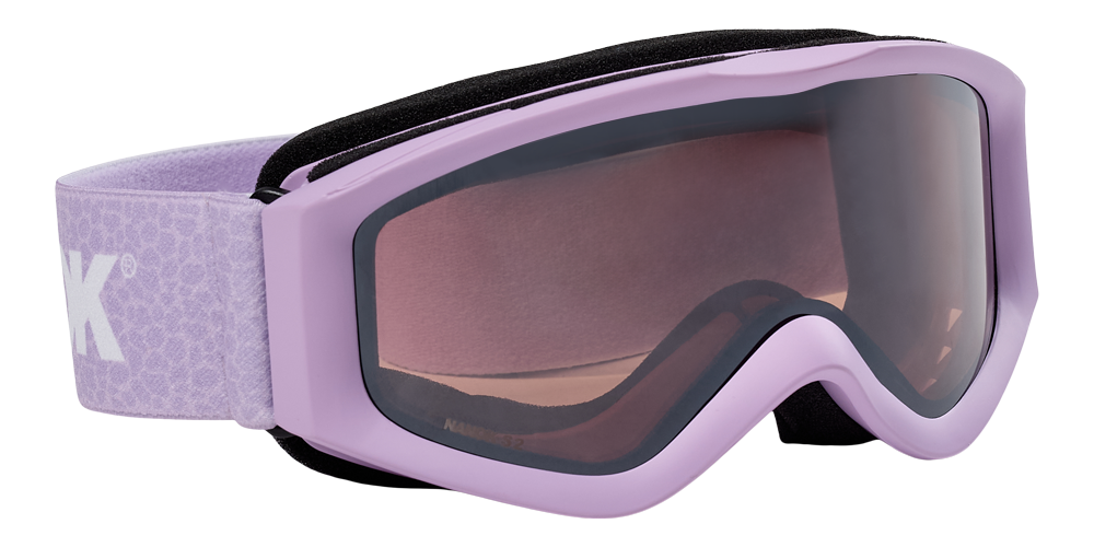 På billedet vises Nanok Goggle 25, en børne skibrille designet specielt til små eventyrere. Denne skibrille kommer i en indbydende lyserød farve, der vil appellere til mange børn. Brillen er udstyret med en bred, justerbar rem med en diskret Nanok-logo mønstring, der sikrer en både stilfuld og komfortabel pasform. Den store, klare linse tilbyder fremragende udsyn og beskyttelse mod solens stråler og refleksion fra sneen, hvilket gør dem ideelle til vintersport.
