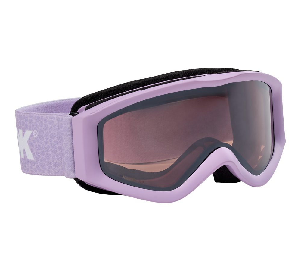 På billedet vises Nanok Goggle 25, en børne skibrille designet specielt til små eventyrere. Denne skibrille kommer i en indbydende lyserød farve, der vil appellere til mange børn. Brillen er udstyret med en bred, justerbar rem med en diskret Nanok-logo mønstring, der sikrer en både stilfuld og komfortabel pasform. Den store, klare linse tilbyder fremragende udsyn og beskyttelse mod solens stråler og refleksion fra sneen, hvilket gør dem ideelle til vintersport.