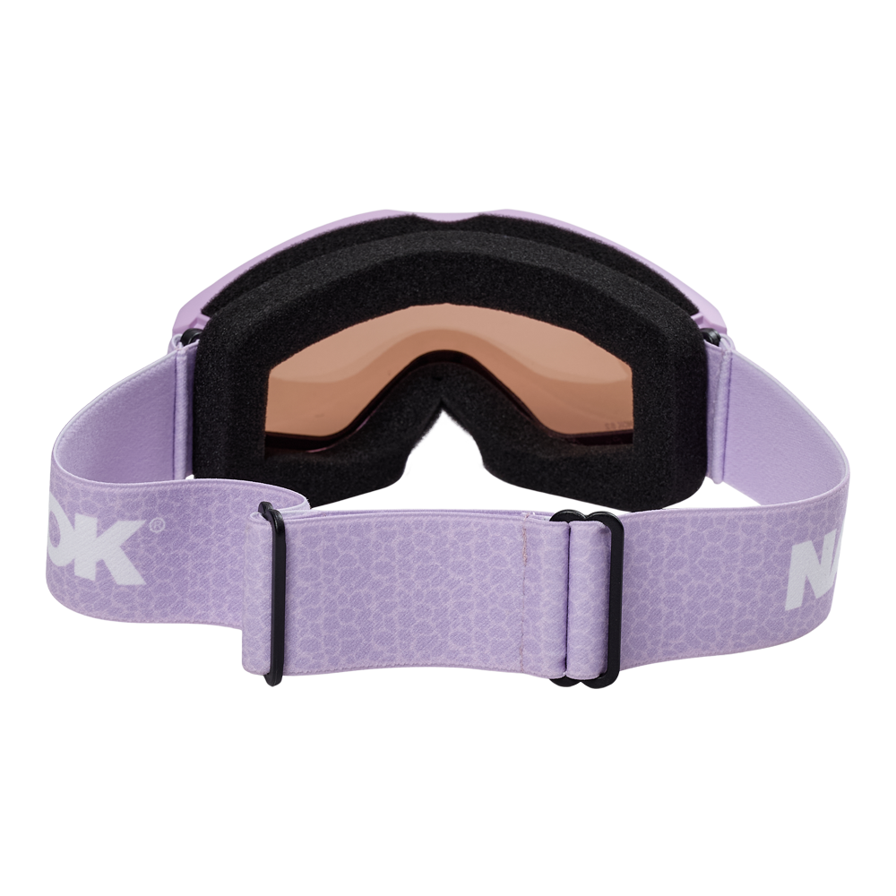 Billedet viser et par Nanok Goggle 25, Kids - en skibrille designet specifikt til børn. Skibrillen har en moderne, børnevenlig æstetik med en iøjnefaldende lyserød farve og en komfortabel justerbar rem med Nanok-mønster. Dobbeltlinseteknologien sikrer minimal duggen og maksimal synlighed under forskellige vejrforhold, hvilket gør disse briller til et ideelt valg til unge skiløbere. Brillerne fremstår med en polstret ramme for ekstra komfort og holdbarhed.