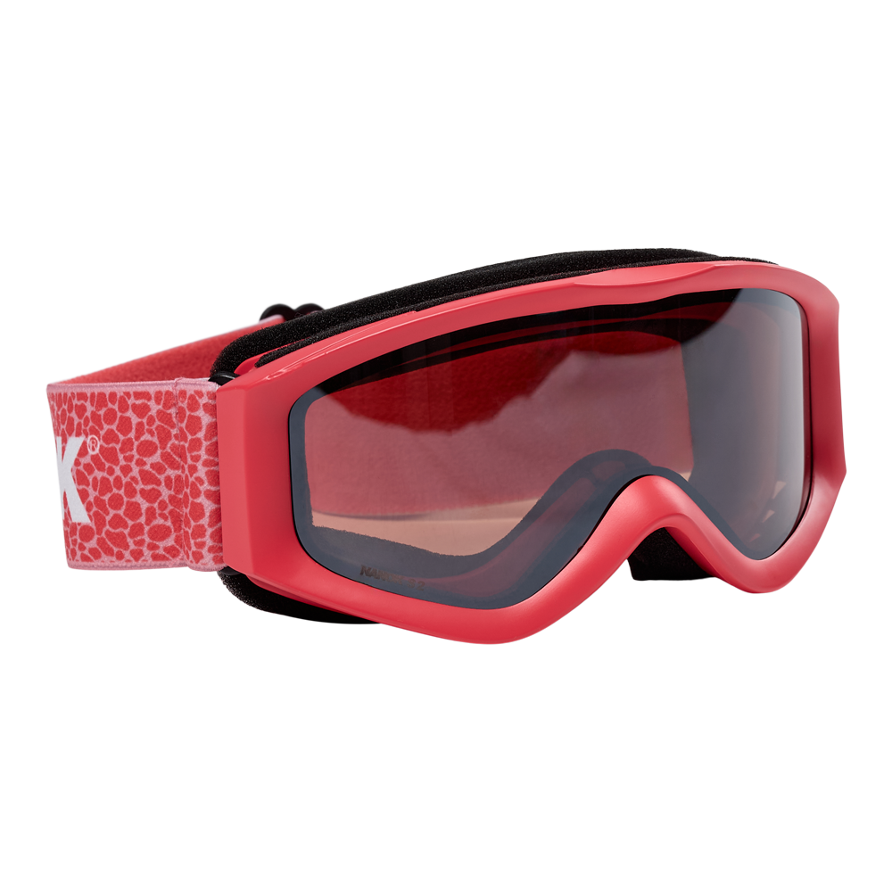 "Nanok Goggle 25 er designet til børn, der har brug for pålideligt udstyr til skisport. Disse skibriller fra Nanok fremstår med en frisk rød farve og udstyret med en justerbar strop, der er prydet med et stilfuldt, hvidt leopardprint. Den brede linse sikrer en god synlighed, og det bløde skum omkring rammen sikrer, at brillerne sidder behageligt og tæt, selv under aktive vinterlege.  Et perfekt valg for små eventyrere på skibakkerne."
