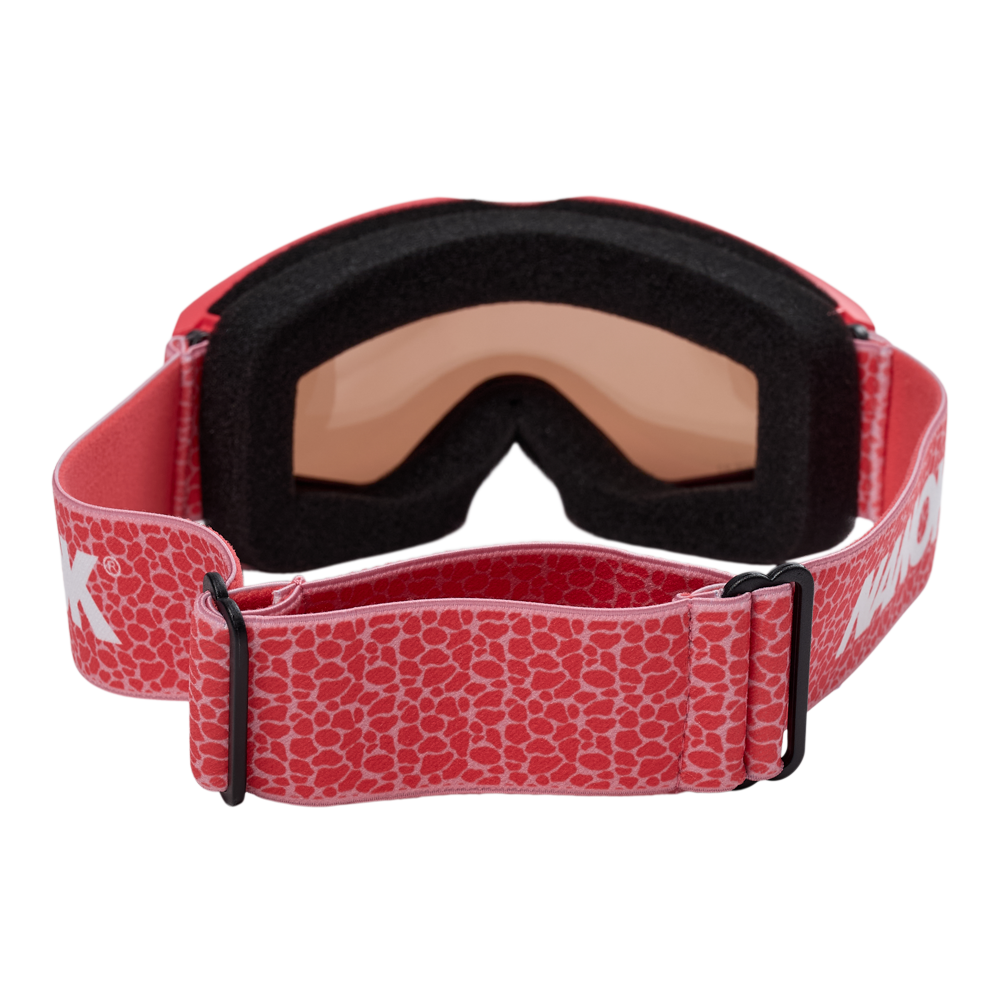 Nanok Goggle 25 er en stilfuld og praktisk skibrille til børn. Med en levende rød farve og en robust design, sikrer disse briller optimal beskyttelse og komfort under vinteraktiviteter. Brillens brede synsfelt og klare linse fremmer sikker synlighed på skibakken. Den justerbare strop med et mønstret design giver en sikker og personlig pasform for hvert barn, hvilket gør disse skibriller til et ideelt valg for unge skiløbere.