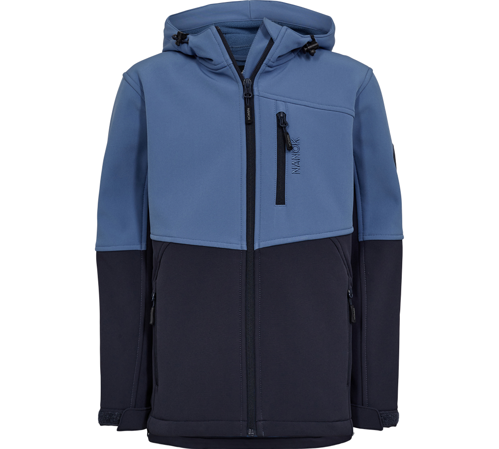 En praktisk og sporty softshelljakke i to blå nuancer: lysere blå øverst og mørk navy nederst. Jakken har hætte med snorejustering, gennemgående lynlås, brystlomme med lynlås og to sidelommer. Ærmerne har velcrojustering ved håndleddene, og materialet fremstår vindtæt og let vandafvisende. Enkel, funktionel design med rene syninger og diskret logo — velegnet til hverdag og udendørsaktiviteter i køligt vejr.