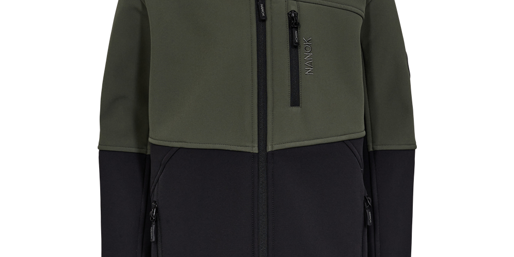 Mørkegrøn og sort softshelljakke med hætte og gennemgående lynlås. Jakken har en lille brystlomme med lynlås, sidelommer og justerbare ærmeafslutninger med velcro. Designet er enkelt og funktionelt med kontrastfarver og diskret "Nanok"-logo på brystet. Blød, let foret overflade, der giver varme og bevægelsesfrihed – velegnet til aktive dage udendørs og skiftende vejrforhold.