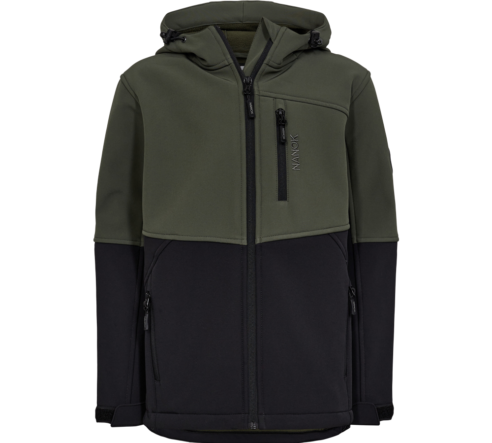 Mørkegrøn og sort softshelljakke med hætte og gennemgående lynlås. Jakken har en lille brystlomme med lynlås, sidelommer og justerbare ærmeafslutninger med velcro. Designet er enkelt og funktionelt med kontrastfarver og diskret "Nanok"-logo på brystet. Blød, let foret overflade, der giver varme og bevægelsesfrihed – velegnet til aktive dage udendørs og skiftende vejrforhold.