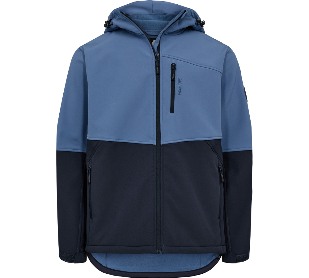 Billede viser en tofarvet softshell-jakke i blå nuancer med hætte. Jakken har en gennemgående lynlås, brystlomme med lodret lynlås og to sidelommer med lynlås. Materialet ser vind- og vandafvisende ud, med længere rygparti for bedre dækning og elastiske ærmegab med velcro. Den tofarvede kombination af lys og mørk blå giver et moderne udtryk, velegnet til friluftsliv.